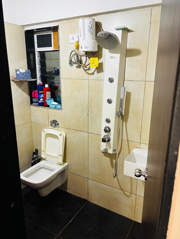 Bathroom, shraddha-esquire-skytower 1 Bedroom 425 Sq.Ft. Apartment In Mulund West Mumbai 8060695