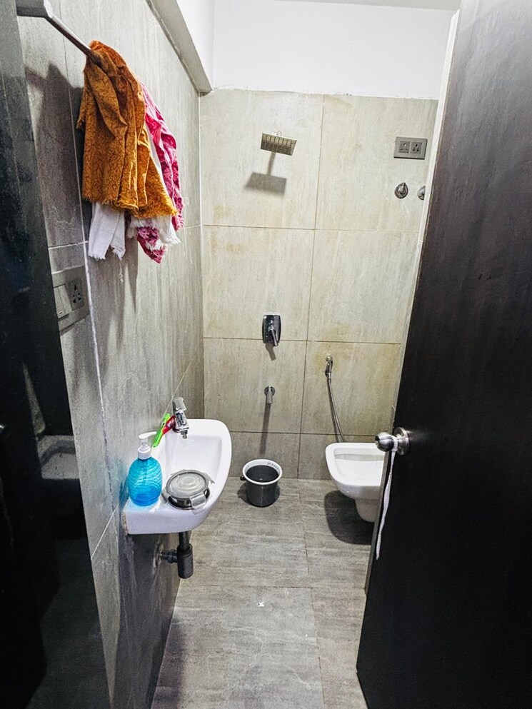 Bathroom, shraddha-esquire-skytower 1 Bedroom 425 Sq.Ft. Apartment In Mulund West Mumbai 8060695