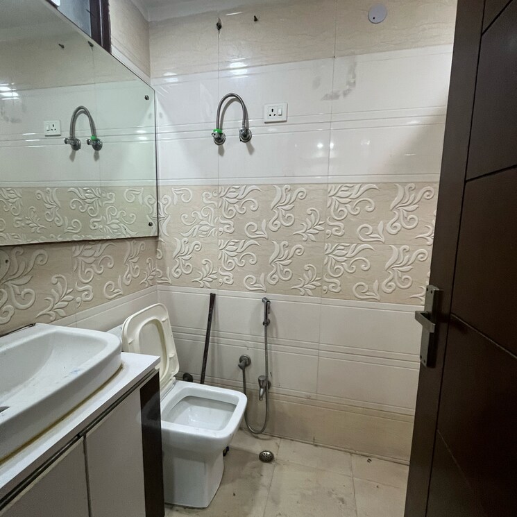 Bathroom, chattarpur 4 Bedroom 1800 Sq.Ft. Builder Floor In Chattarpur Delhi 8060848