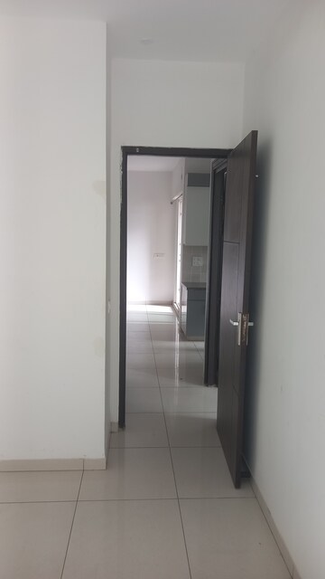 Room in 3 BHK Apartment at Nirala Estate II, Tech Zone 4 Greater Noida – for Rent