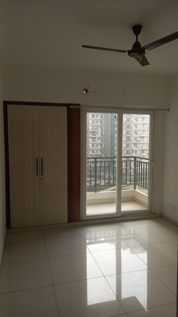 Room in 3 BHK Apartment at Nirala Estate II, Tech Zone 4 Greater Noida – for Rent