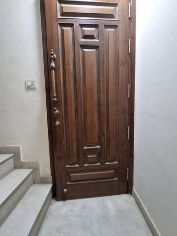 Building Lobby in 3 BHK Builder Floor at Ansal Sushant Lok I, Sector 43 – for Rent