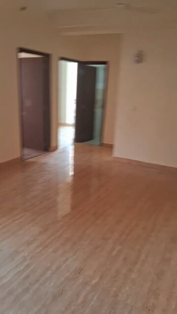 Room in 3 BHK Apartment at Sector 4, Greater Noida – for Rent