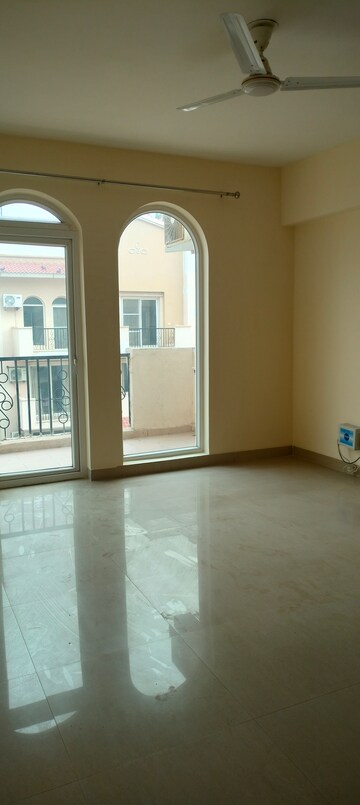 Room in 3 BHK Apartment at Emaar Emerald Floors Premier, Sector 65 – for Rent