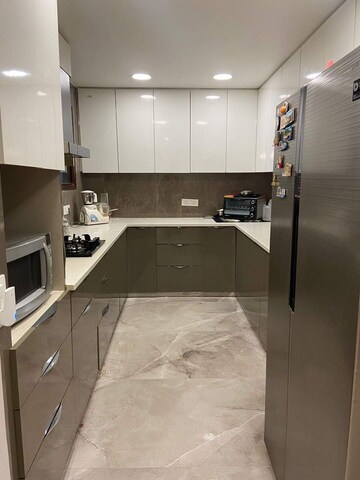 Bathroom in 3 BHK Builder Floor at Super Mart 1, Sector 27 – for Rent