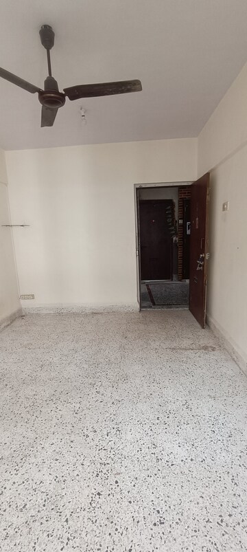 Room in 2 BHK Apartment at Anita Nagar Chs, Kandivali East – for Rent