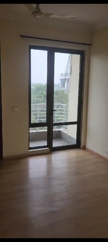 Room in 3 BHK Apartment at Unitech Fresco, Sector 50 – for Sale