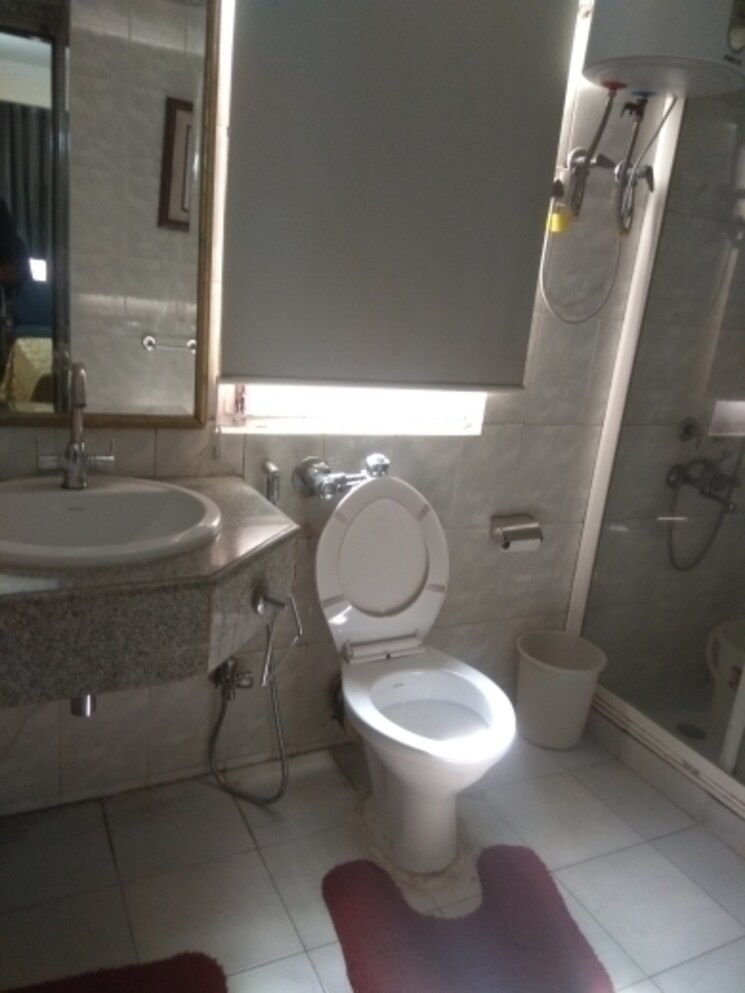 Bathroom, new friends colony 5 Bedroom 500 Sq.Yd. Builder Floor In New Friends Colony Delhi 8061553