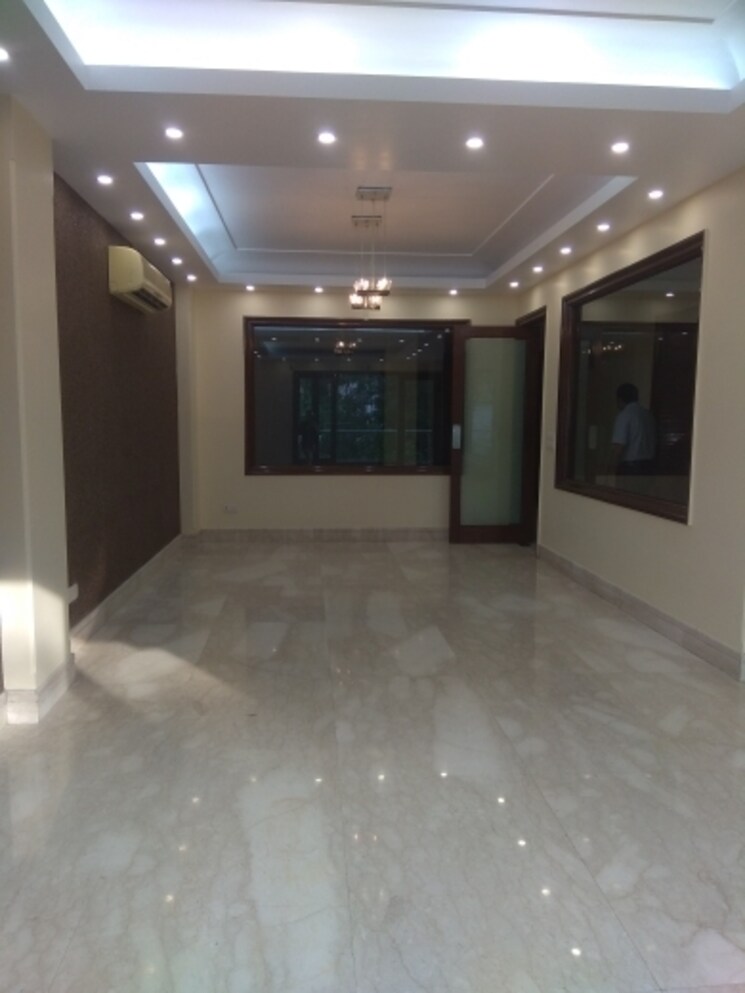 Room, new friends colony 5 Bedroom 500 Sq.Yd. Builder Floor In New Friends Colony Delhi 8061553