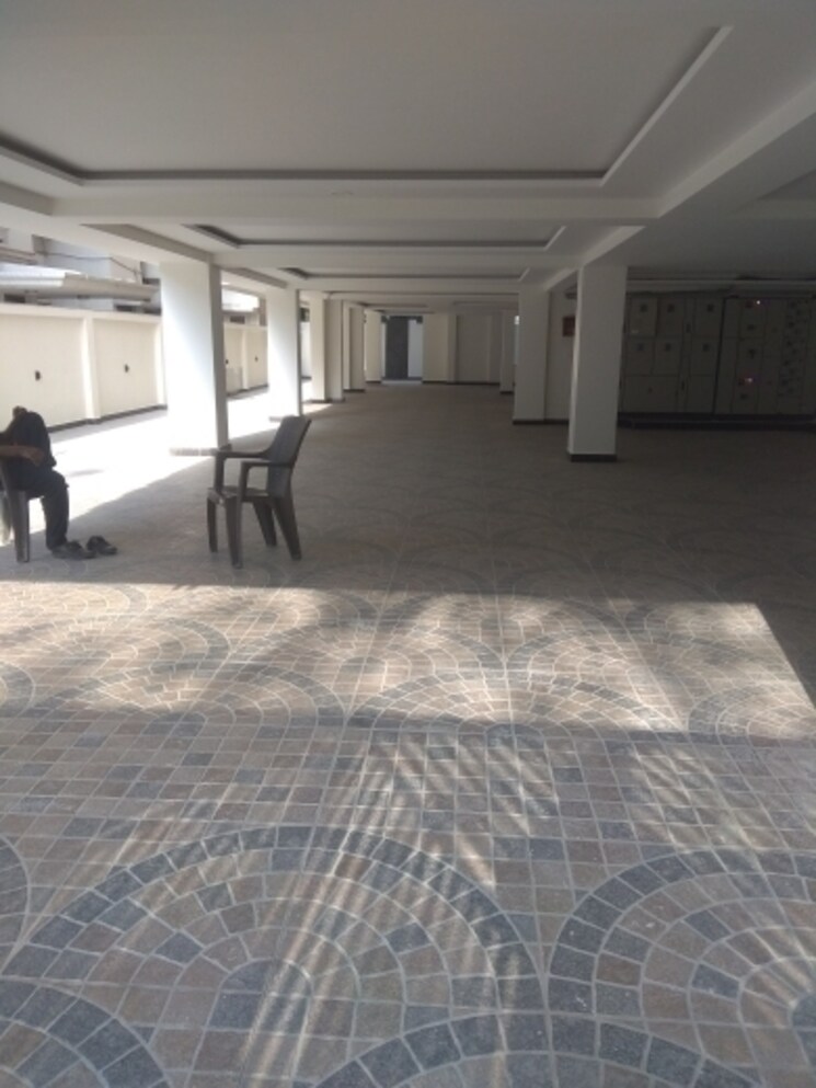  Parking, new friends colony 5 Bedroom 500 Sq.Yd. Builder Floor In New Friends Colony Delhi 8061553