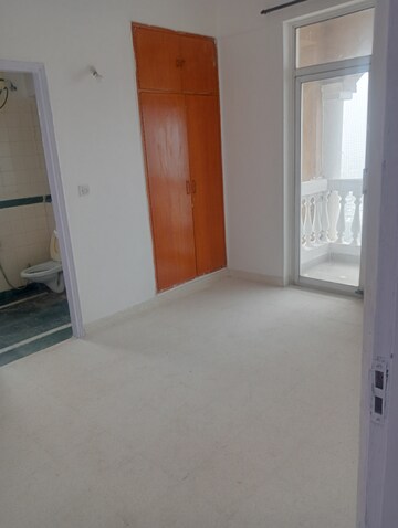 Room in 2 BHK Apartment at DLF Regency Park I, Dlf Phase iv – for Rent