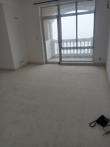 Room in 2 BHK Apartment at DLF Regency Park I, Dlf Phase iv – for Rent