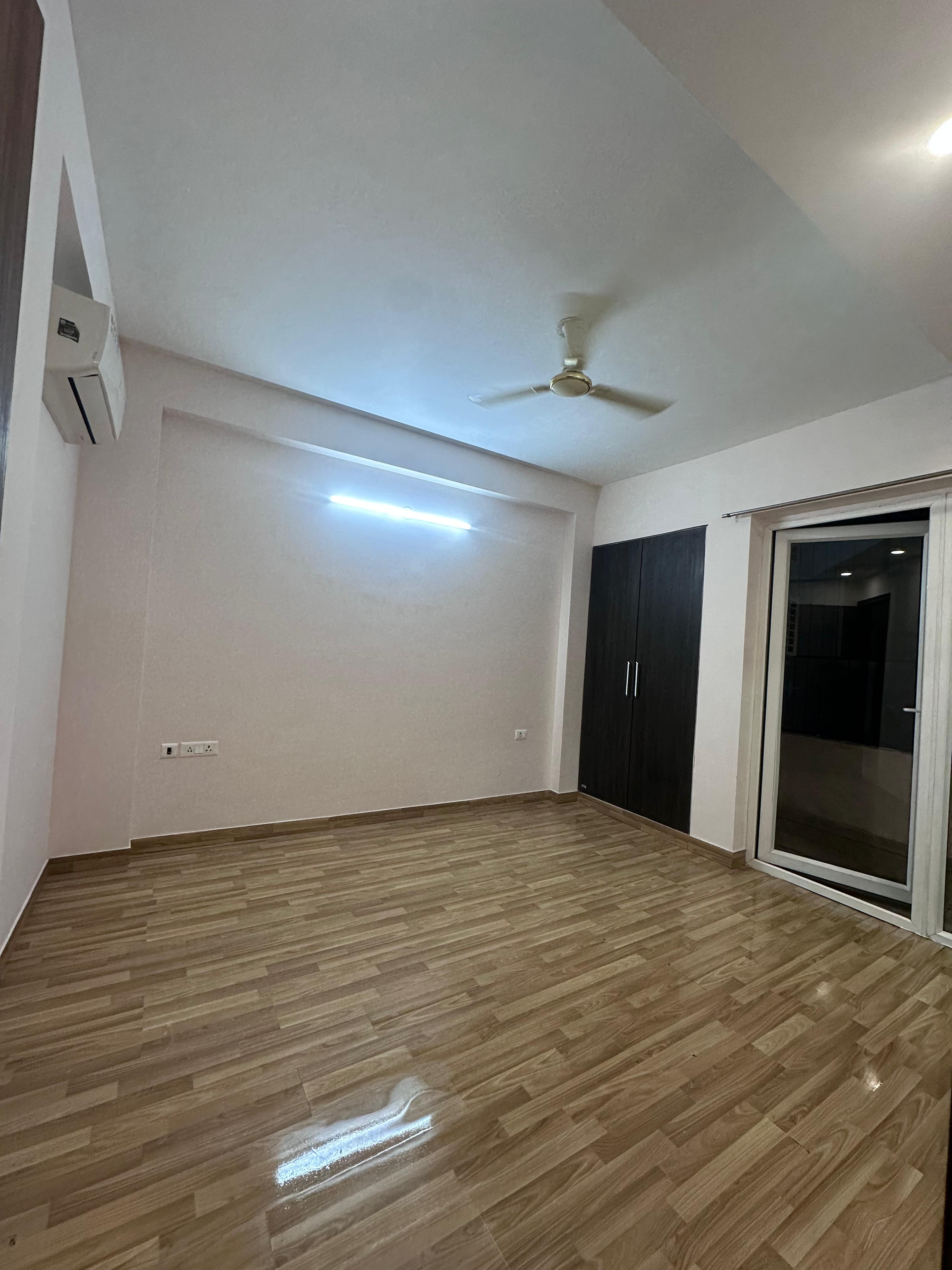 Plot For Sale in DLF Oakwood Estate