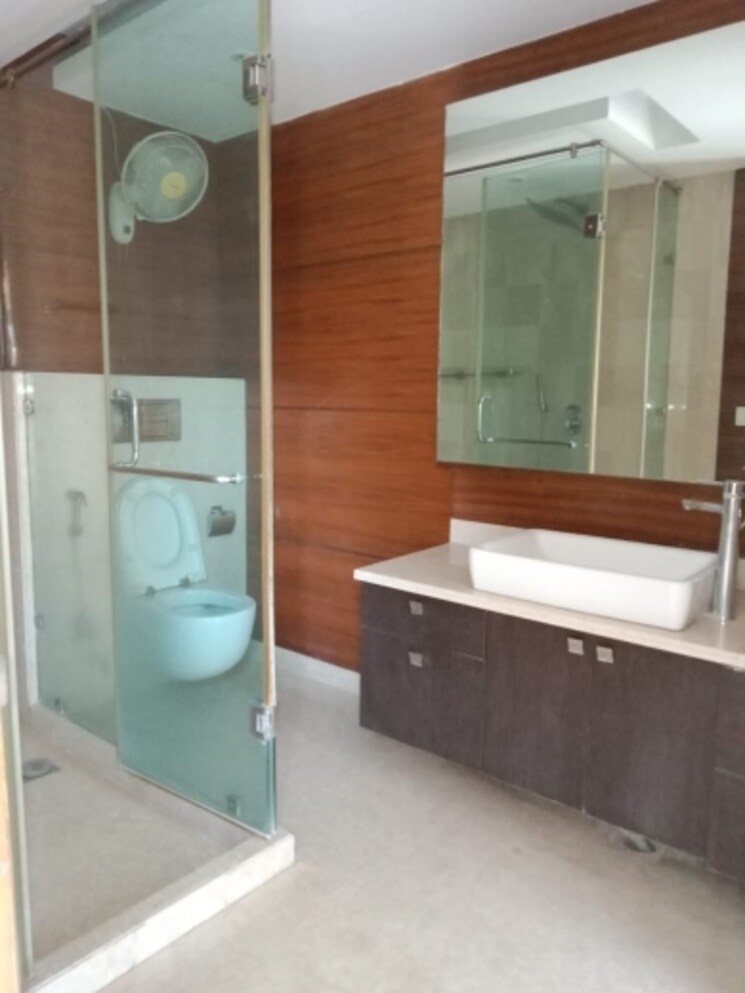 Bathroom, new friends colony 6 Bedroom 500 Sq.Yd. Independent House In New Friends Colony Delhi 8061695
