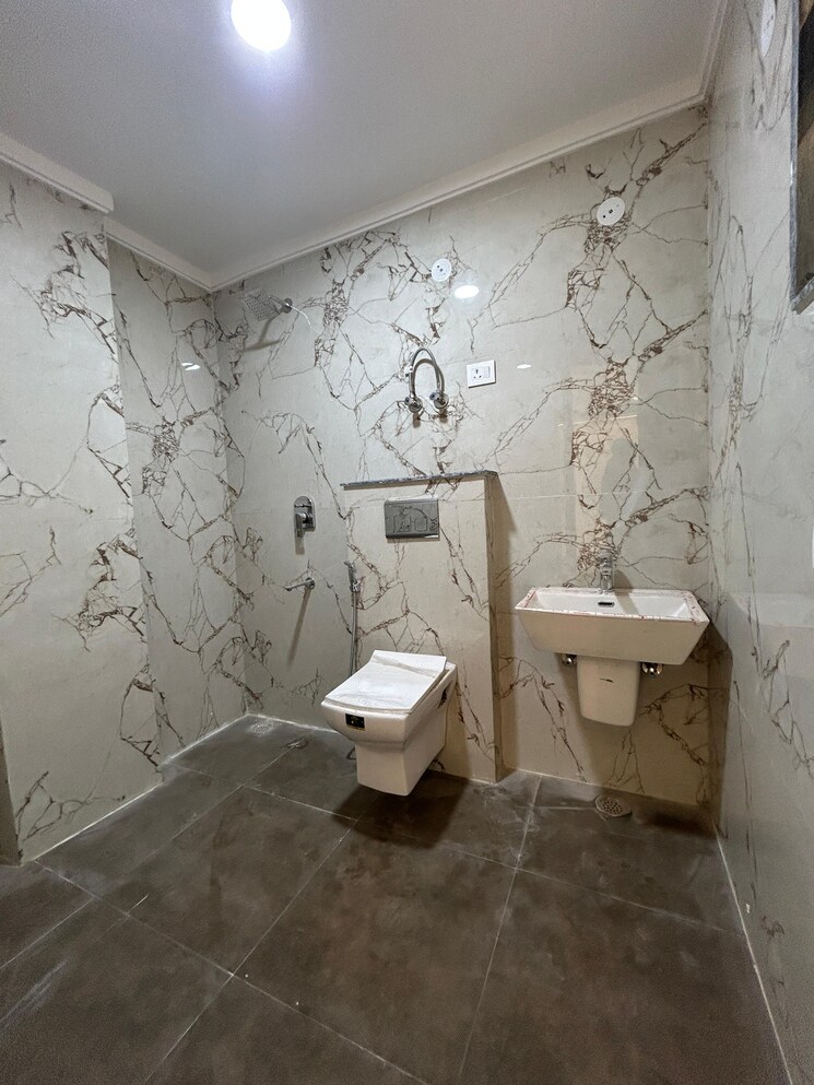 Bathroom, freedom fighters enclave 4 Bedroom 2000 Sq.Ft. Builder Floor In Freedom Fighters Enclave Delhi 8061719