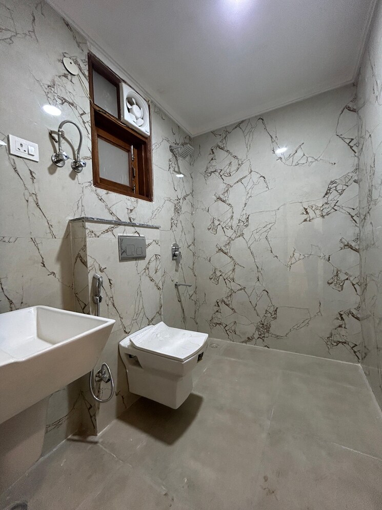 Bathroom, freedom fighters enclave 4 Bedroom 2000 Sq.Ft. Builder Floor In Freedom Fighters Enclave Delhi 8061719