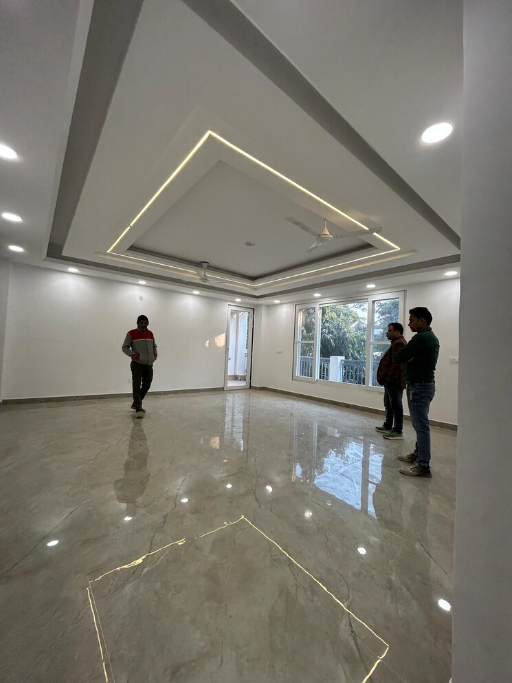  Parking, freedom fighters enclave 4 Bedroom 2000 Sq.Ft. Builder Floor In Freedom Fighters Enclave Delhi 8061719