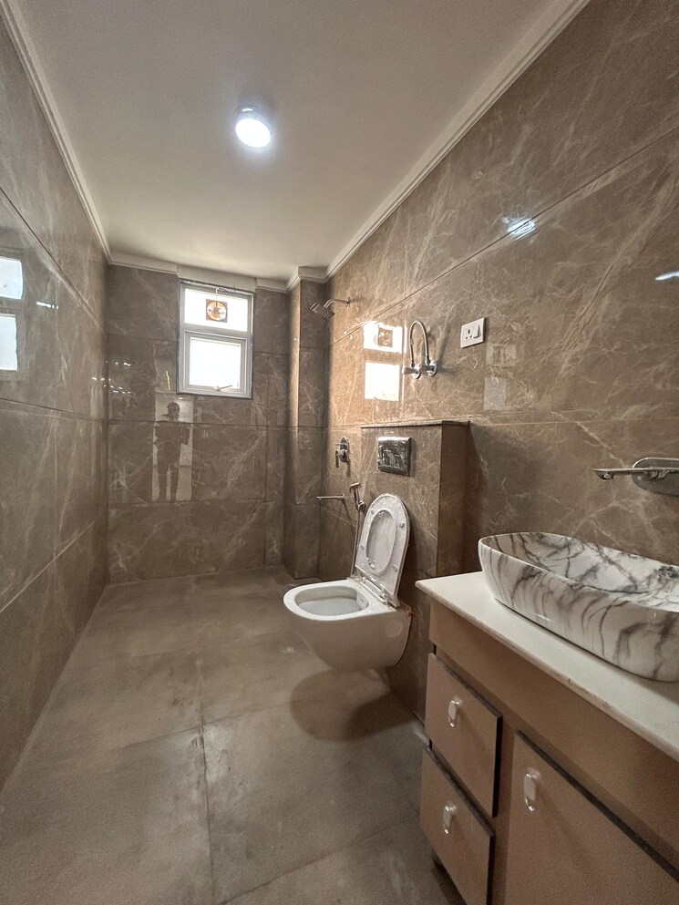  Parking, freedom fighters enclave 4 Bedroom 2000 Sq.Ft. Builder Floor In Freedom Fighters Enclave Delhi 8061719