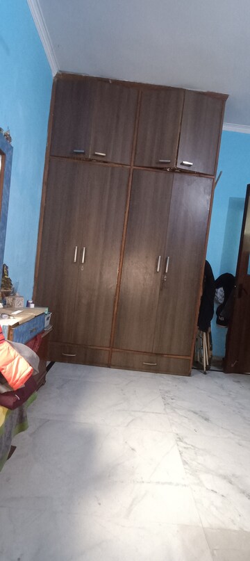 Furnished Amenities in 2.5 BHK Apartment at Mayur Vihar Phase 1 – for Rent