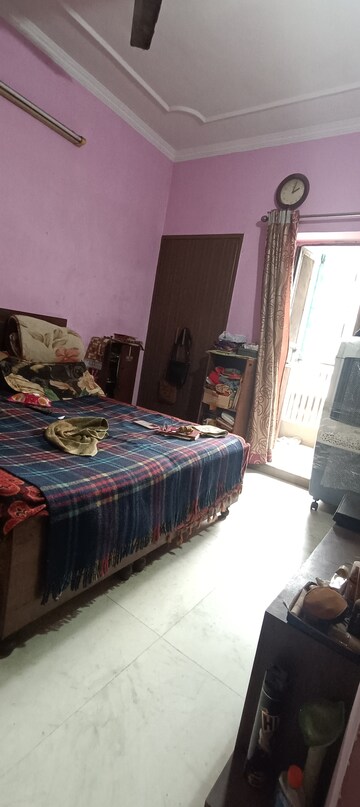 Bedroom in 2.5 BHK Apartment at Mayur Vihar Phase 1 – for Rent