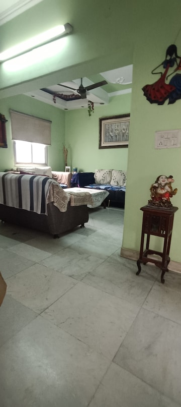 Living Room in 2.5 BHK Apartment at Mayur Vihar Phase 1 – for Rent