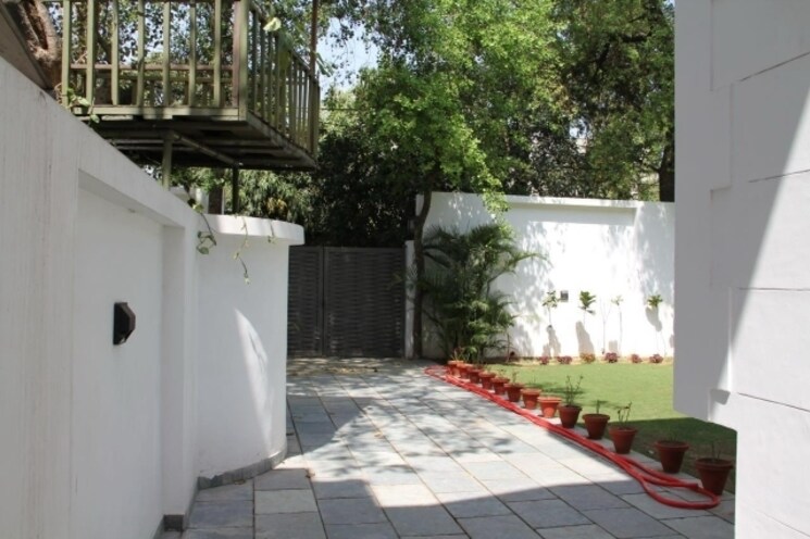 Balcony, maharani bagh 5 Bedroom 1100 Sq.Yd. Independent House In Maharani Bagh Delhi 8061730