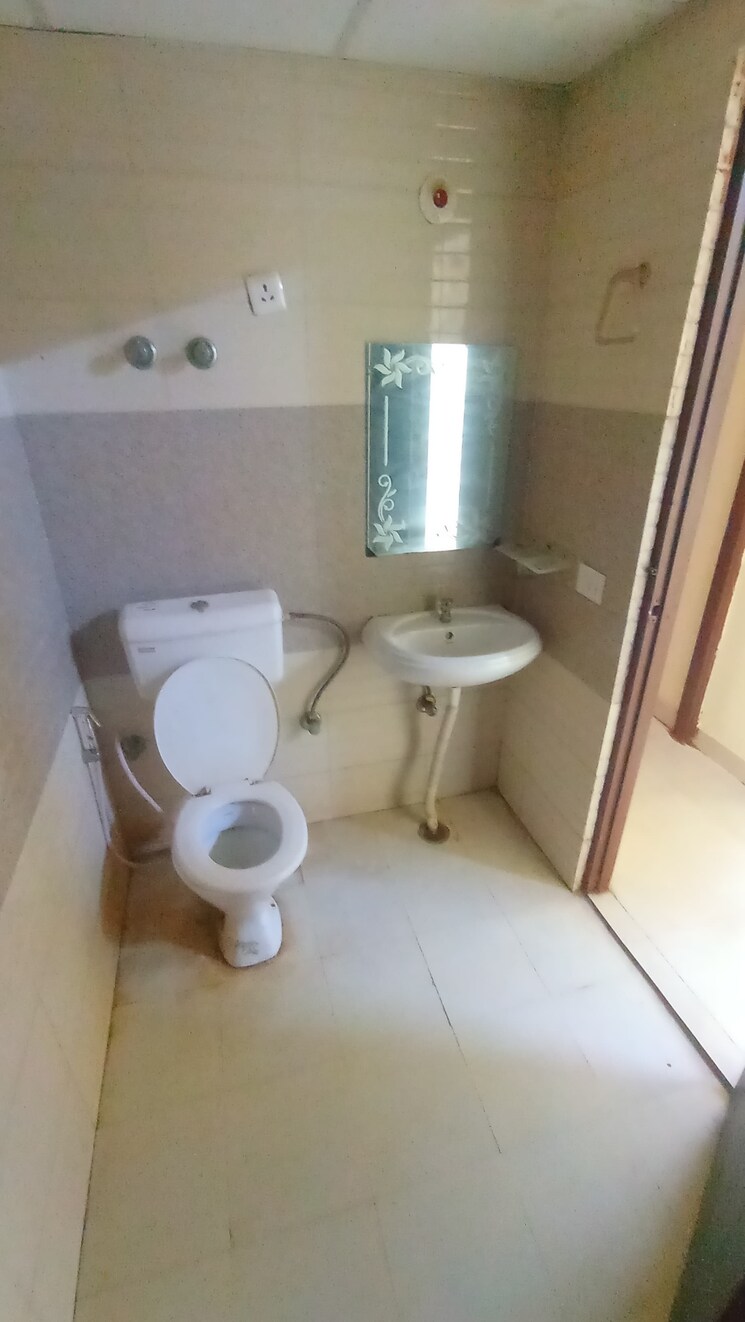 Bathroom, signature-global-signum-93 2 Bedroom 700 Sq.Ft. Apartment In Sector 93 Gurgaon 8061810