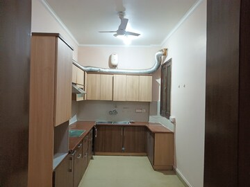 Bathroom in 3 BHK Builder Floor at Ardee City, Sector 52 – for Rent