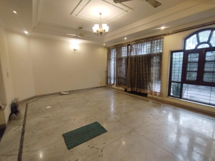 Room, sector 55 6+ Bedroom 375 Sq.Mt. Independent House In Sector 55 Noida 8061961