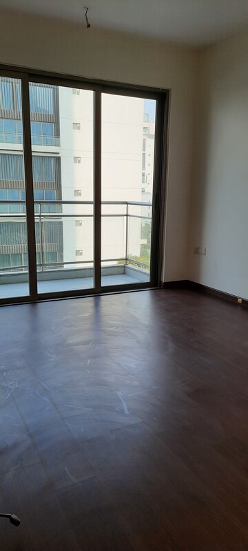 Room in 3 BHK Apartment at Tata Primanti Phase 2, Sector 72 – for Sale