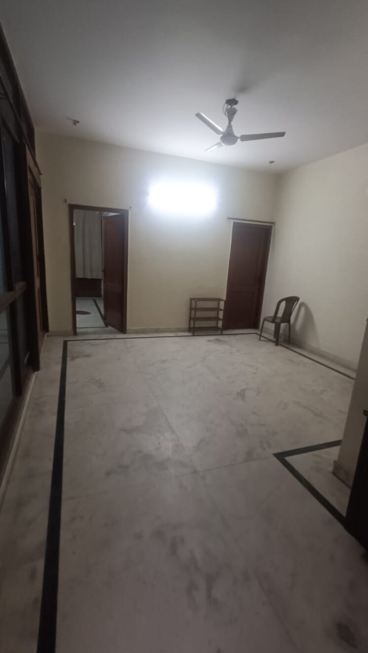 Room, sector 22 6 Bedroom 168 Sq.Mt. Independent House In Sector 22 Noida 8062061