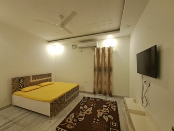 Bedroom in 4 BHK Builder Floor at Sector 15 – for Rent