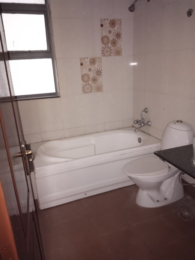 Bathroom, vipul-lavanya 3 Bedroom 1560 Sq.Ft. Apartment In Sector 81 Gurgaon 8062312