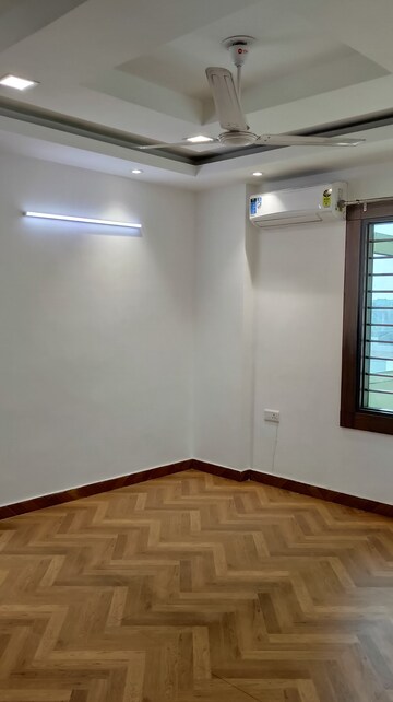 Bedroom in 4 BHK Builder Floor at Sector 17 – for Rent