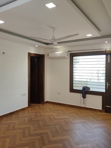 Bedroom in 4 BHK Builder Floor at Sector 17 – for Rent