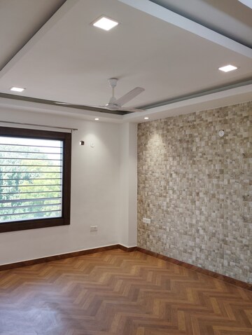 Bedroom in 4 BHK Builder Floor at Sector 17 – for Rent