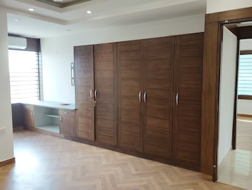 Bedroom in 4 BHK Builder Floor at Sector 17 – for Rent