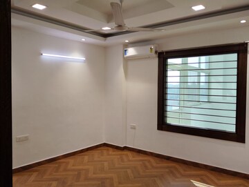 Bedroom in 4 BHK Builder Floor at Sector 17 – for Rent