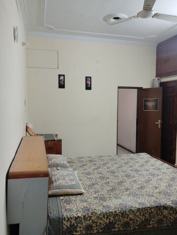 Bedroom in 1.5 BHK Builder Floor at Sector 17 – for Rent