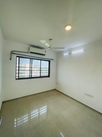 Room in 2 BHK Apartment at Sheth Vasant Oasis, Andheri East – for Rent