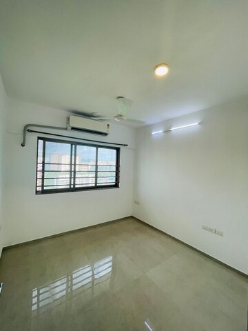 Room in 2 BHK Apartment at Sheth Vasant Oasis, Andheri East – for Rent