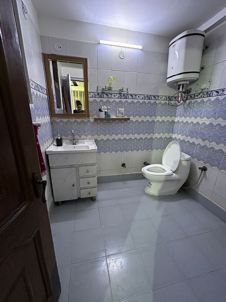 Bathroom, shakti khand iv 4 Bedroom 2250 Sq.Ft. Builder Floor In Shakti Khand iv Ghaziabad 8062460