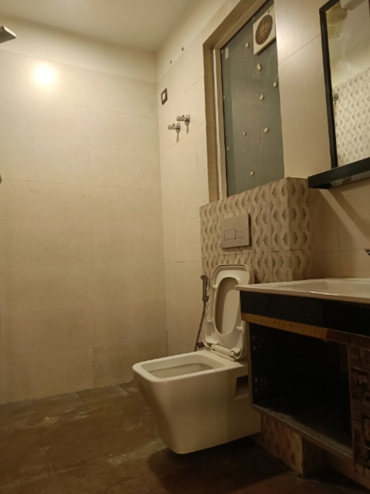 Bathroom, unitech-south-city-ii 3 Bedroom 2100 Sq.Ft. Builder Floor In Sector 50 Gurgaon 8062524