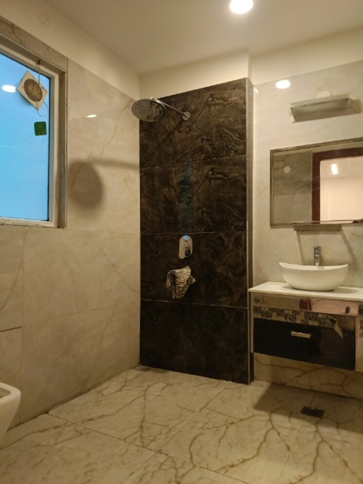 Bathroom, unitech-south-city-ii 3 Bedroom 2100 Sq.Ft. Builder Floor In Sector 50 Gurgaon 8062524