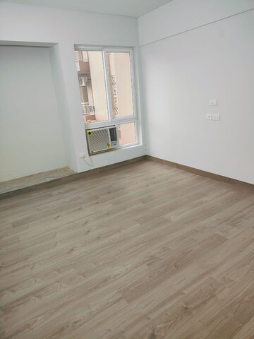 Room in 2.5 BHK Apartment at Silverglades The Melia, Sohna Sector 35 – for Sale