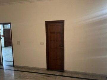 Room in 2.5 BHK Builder Floor at Sector 28 – for Rent