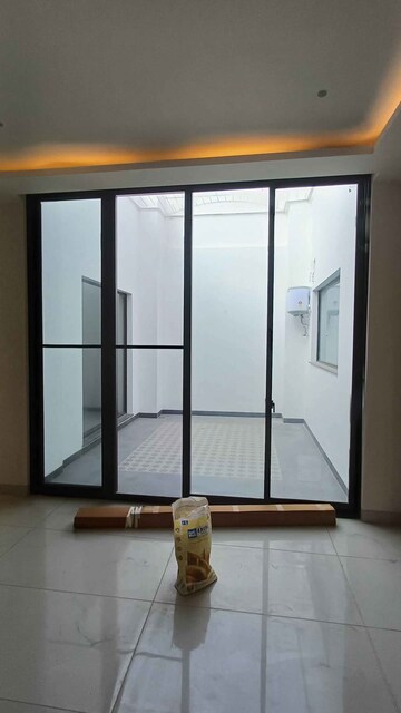 Room in 3 BHK Builder Floor at Sector 7 – for Rent