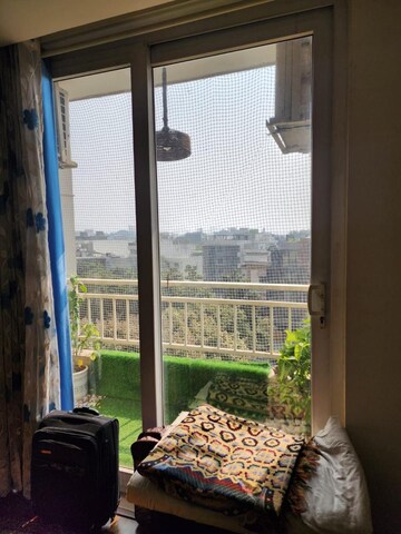 Bedroom in 3 BHK Apartment at Emaar MGF Metropolis, Dlf Phase ii – for Rent