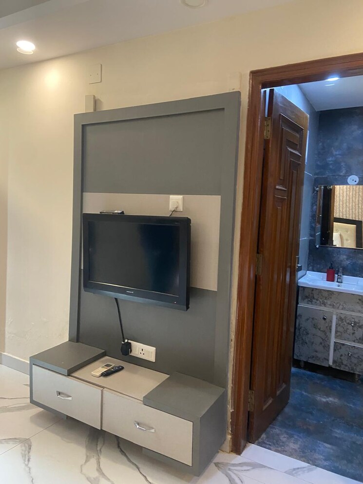 Room, gagan vihar 3.5 Bedroom 200 Sq.Yd. Builder Floor In Gagan Vihar Delhi 8063178