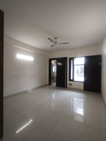 Room in 3 BHK Builder Floor at Ansal Sushant Lok I, Sector 43 – for Rent